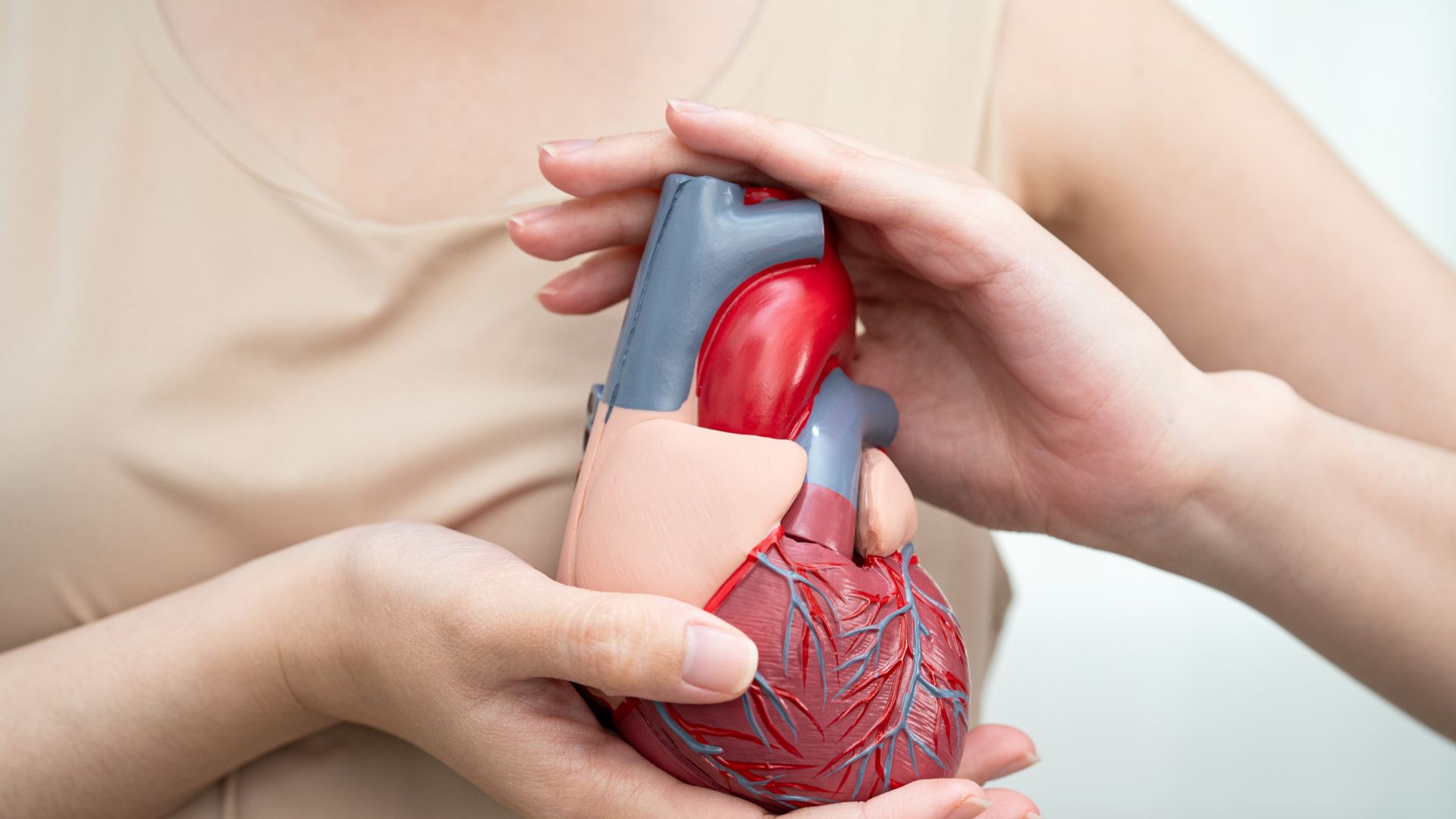 Fatiga, dolor abdominal o ahogo: las señales invisibles del infarto en ...